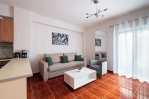 Leilighet, balkong | Oppholdsområde | En 49-tommers smart-TV med kabel-kanaler