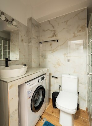 Apartment, Balkon | Badezimmer | Designer-Toilettenartikel, Haartrockner, Hausschuhe, Handtücher