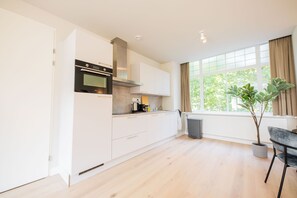 Fridge, oven, dishwasher, cookware/dishes/utensils