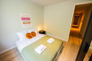 2 soverom, strykejern/-brett og sengetøy