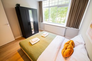 2 habitaciones, tabla de planchar con plancha y ropa de cama 