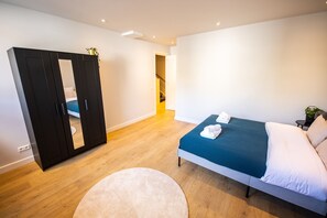 2 bedrooms, internet, bed sheets
