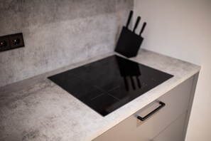 Fridge, oven, dishwasher, coffee/tea maker