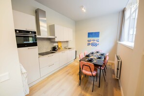 Fridge, oven, dishwasher, coffee/tea maker