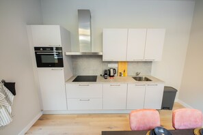 Fridge, oven, dishwasher, coffee/tea maker