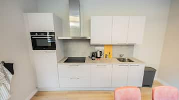 Fridge, oven, dishwasher, coffee/tea maker