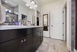 Secador de pelo, toallas, jabón, shampoo