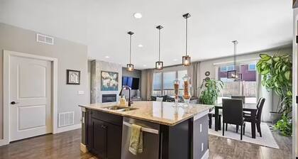 Specious Home 4 bedroom house Near DIA