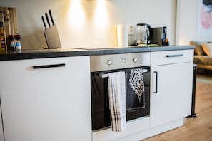 Fridge, oven, dishwasher, coffee/tea maker