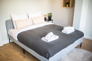 2 bedrooms, internet, bed sheets
