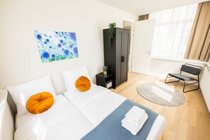 2 bedrooms, internet, bed sheets