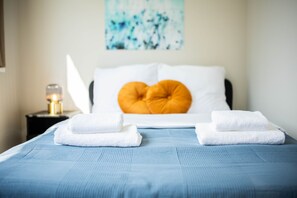 2 bedrooms, internet, bed sheets