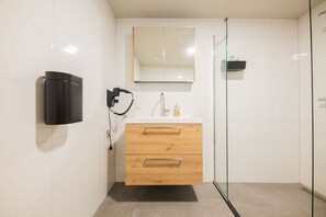 Een douche, een haardroger, handdoeken