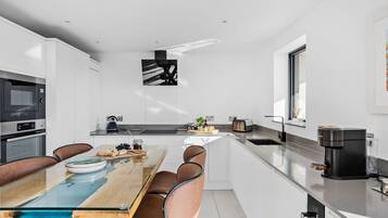 雪櫃、微波爐、焗爐、爐具