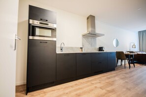 Fridge, oven, dishwasher, cookware/dishes/utensils