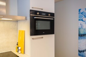 Fridge, oven, dishwasher, coffee/tea maker