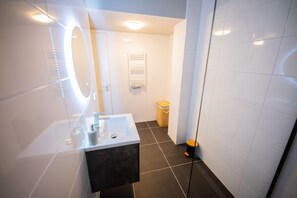 Dusche, Haartrockner, Handtücher