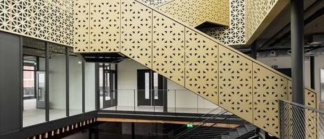 المنشأة من الداخل