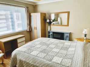 3 bedrooms, desk, iron/ironing board, WiFi