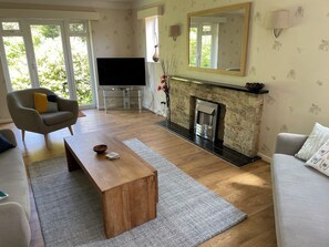 Smart TV - Lovely Bournemouth cottage with beautiful garden, walking distance to the beach (Bournemouth)