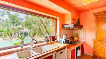 Een koelkast, een magnetron, een oven, een kookplaat