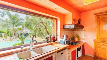 Een koelkast, een magnetron, een oven, een kookplaat