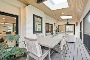 Outdoor dining - The Manor House - No Clean Fee (Lexington)