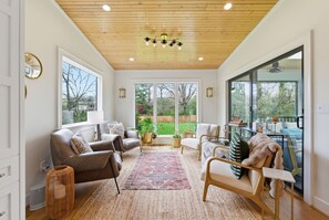 Smart TV, fireplace, offices - The Manor House - No Clean Fee (Lexington)