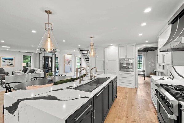 Fridge, microwave, oven, stovetop - The Manor House - No Clean Fee (Lexington)