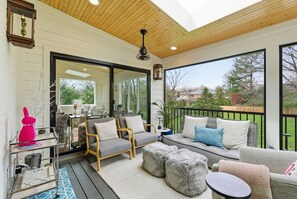 Een smart-tv, een open haard en een kantoor