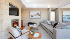 Een smart-tv, een open haard, boeken en een stereo