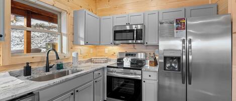 Kjøleskap, mikrobølgeovn, ovn og kokeplater