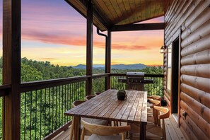 Outdoor dining - VIEWS FROM THE MOUNTAIN TOP is Ready for Company (SEVIERVILLE)