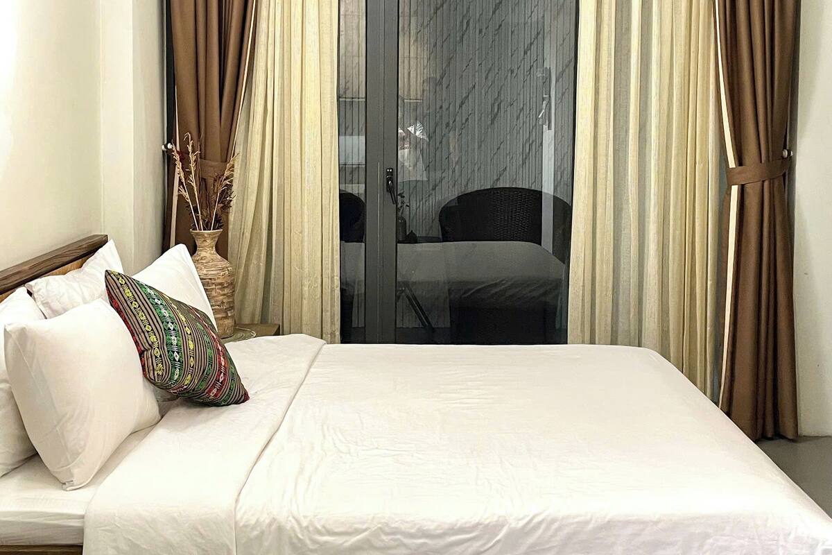 Studio Deluks, 1 Tempat Tidur Double, pemandangan kebun | Minibar, brankas, tirai kedap cahaya, dan kedap suara