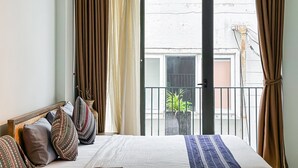 Une chambre d’hôtel avec un lit, des rideaux et une vue sur l’extérieur.