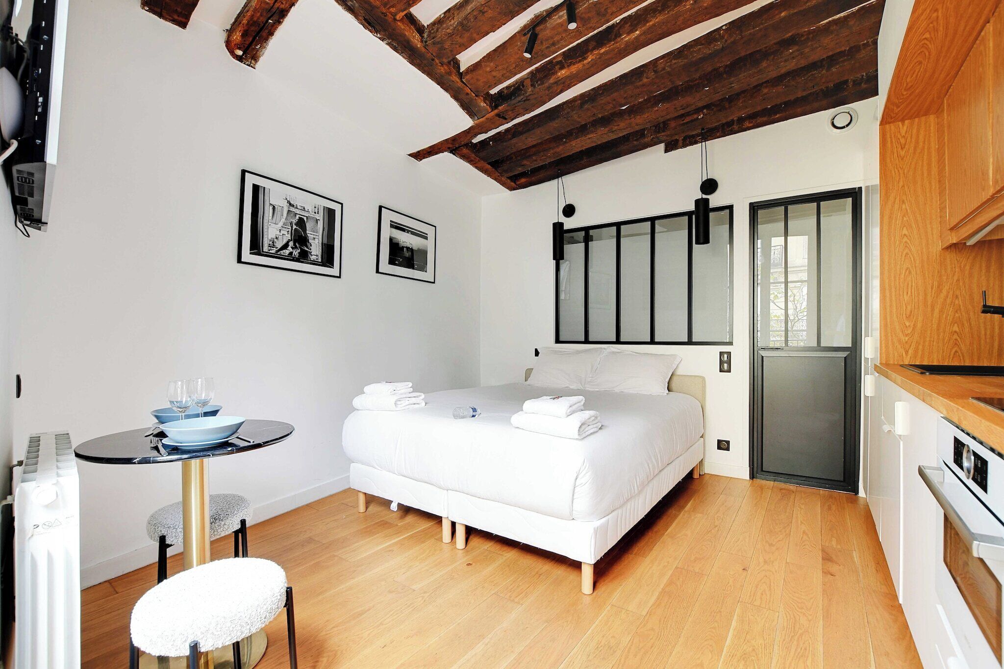 Escritorio, wifi gratis y ropa de cama 