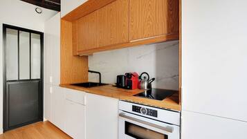 Réfrigérateur, micro-ondes, four, plaque de cuisson