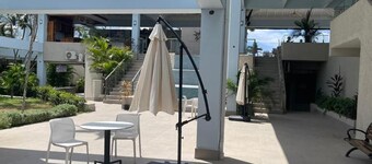 Oceanfront 1-bedroom condo Starlight with WiFi, AC in welcoming Negril. 