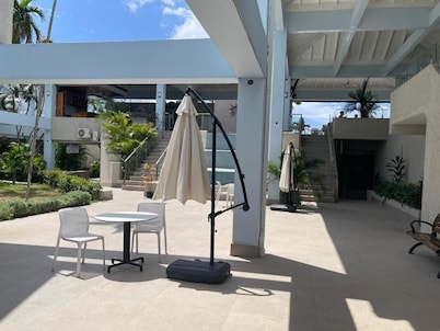 Oceanfront 1-bedroom condo Starlight with WiFi, AC in welcoming Negril.