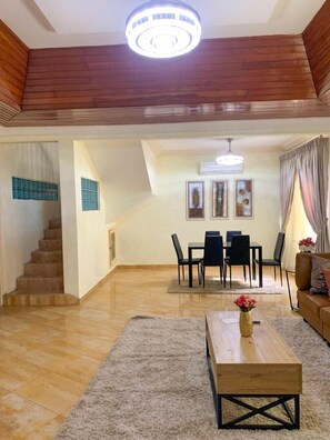 Interior - Spacious 5-bedroom house in awesome Accra with WiFi, AC (Accra)