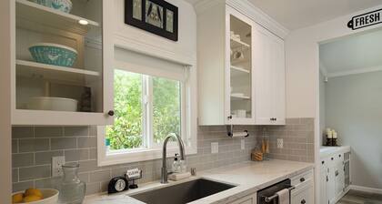 Full Kitchen Studio Type Guest Room with WiFi, AC in delightful Pasadena House