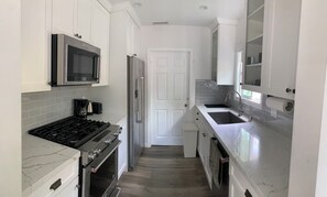 Microwave, oven, stovetop, dishwasher - Full Kitchen Studio Type Guest Room with WiFi, AC in delightful Pasadena House (Pasadena)