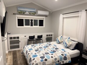 1 bedroom, iron/ironing board, WiFi, bed sheets - Full Kitchen Studio Type Guest Room with WiFi, AC in delightful Pasadena House (Pasadena)