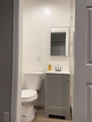 Hair dryer, towels, soap, toilet paper - Full Kitchen Studio Type Guest Room with WiFi, AC in delightful Pasadena House (Pasadena)