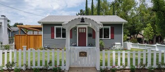Full Kitchen Studio Type Guest Room with WiFi, AC in delightful Pasadena House
