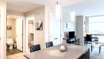 Family Apartment, Kitchen | Private kitchen | Full-size fridge, microwave, oven, stovetop