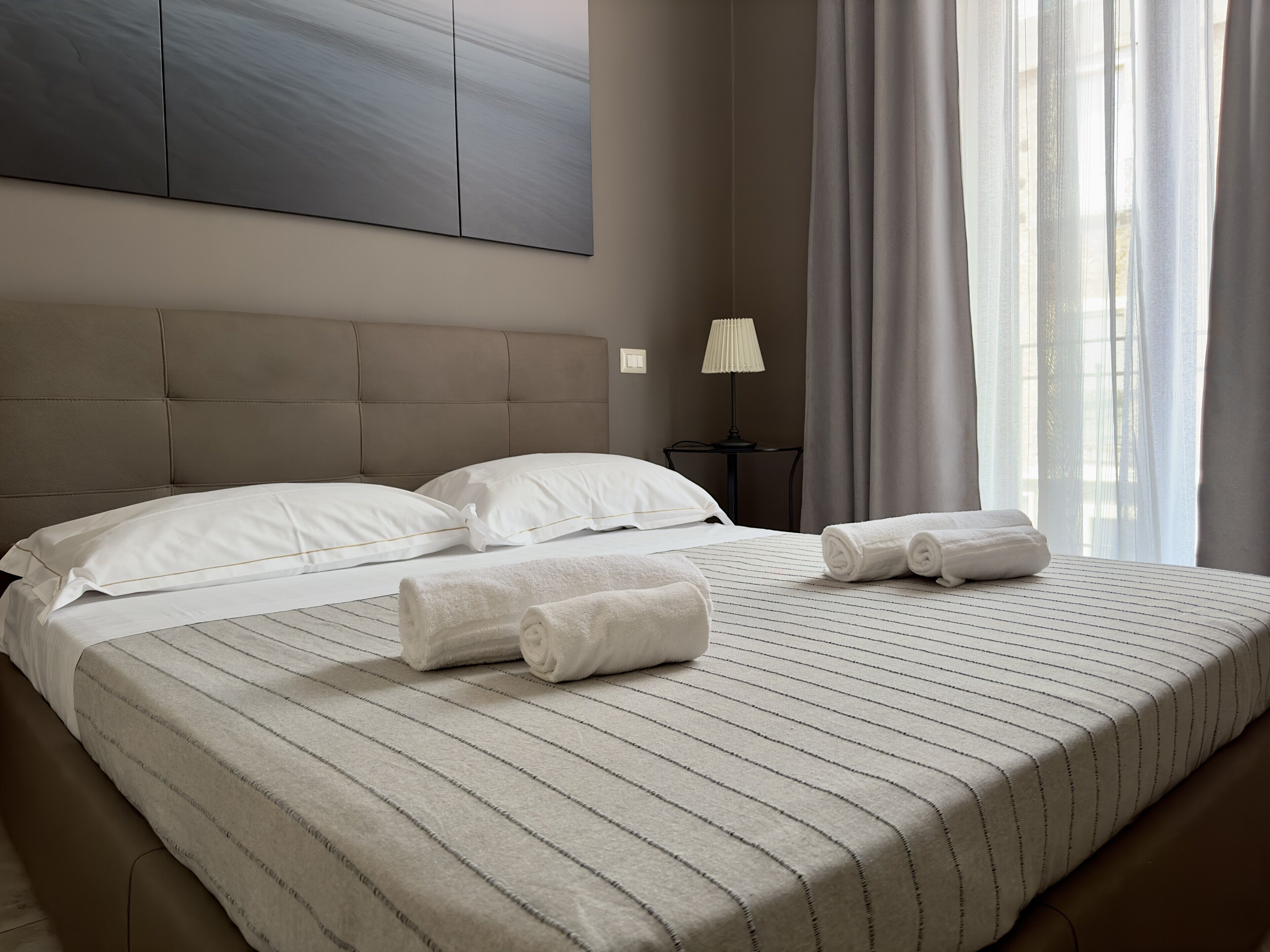 3 slaapkamers, een bureau, een strijkplank/strijkijzer, reisbedje