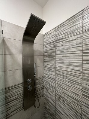 Shower, hair dryer, bidet, towels