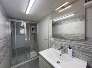 Dusche, Haartrockner, Bidet, Handtücher