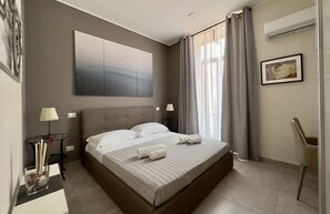 3 chambres, bureau, fer et planche à repasser, lit parapluie